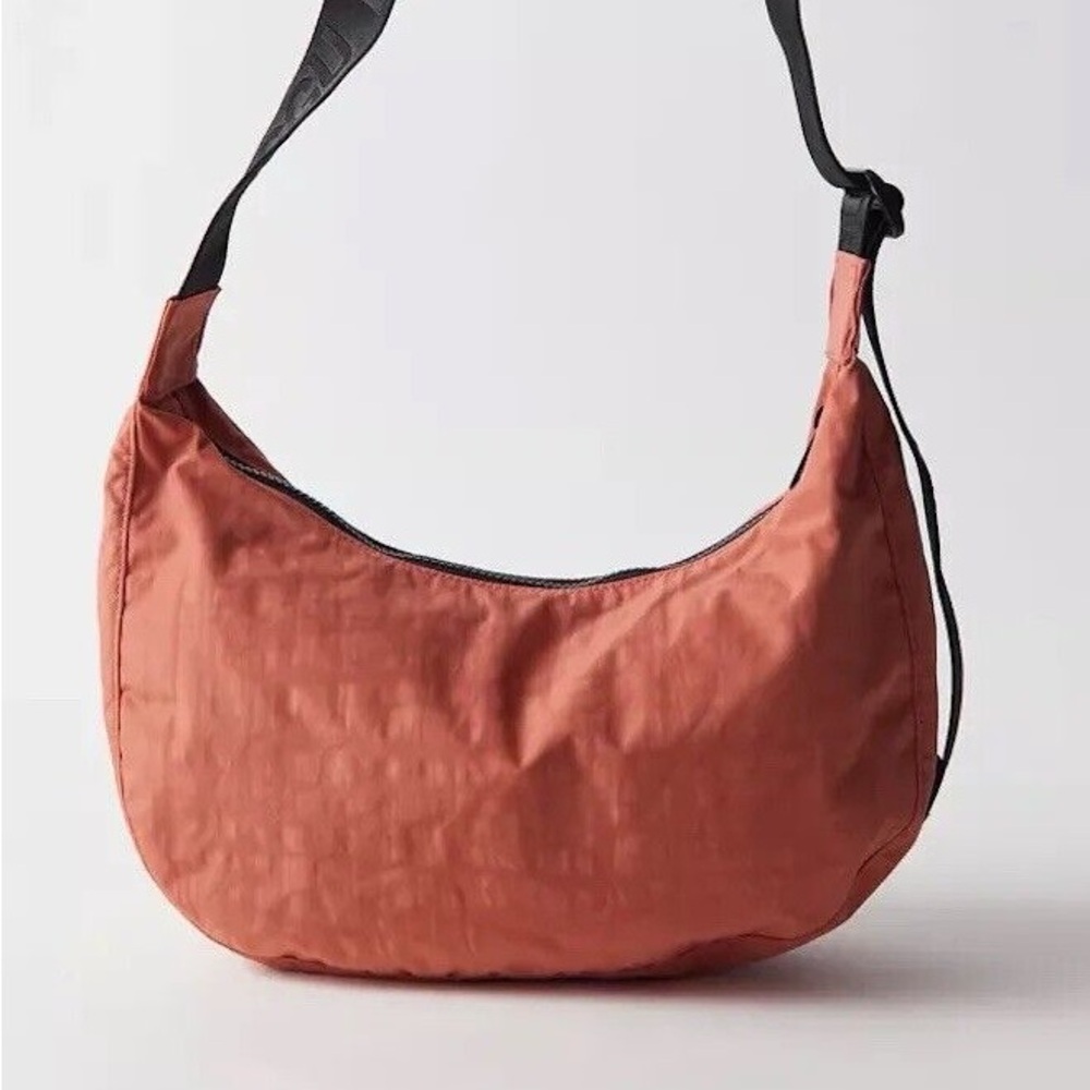 BAGGU MEDIUM NYLON CRESCENT IN COLOR RHUBARB